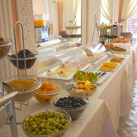 Riad Palais Des Princesses & Spa Marrakesh Exterior foto A buffet at a hotel