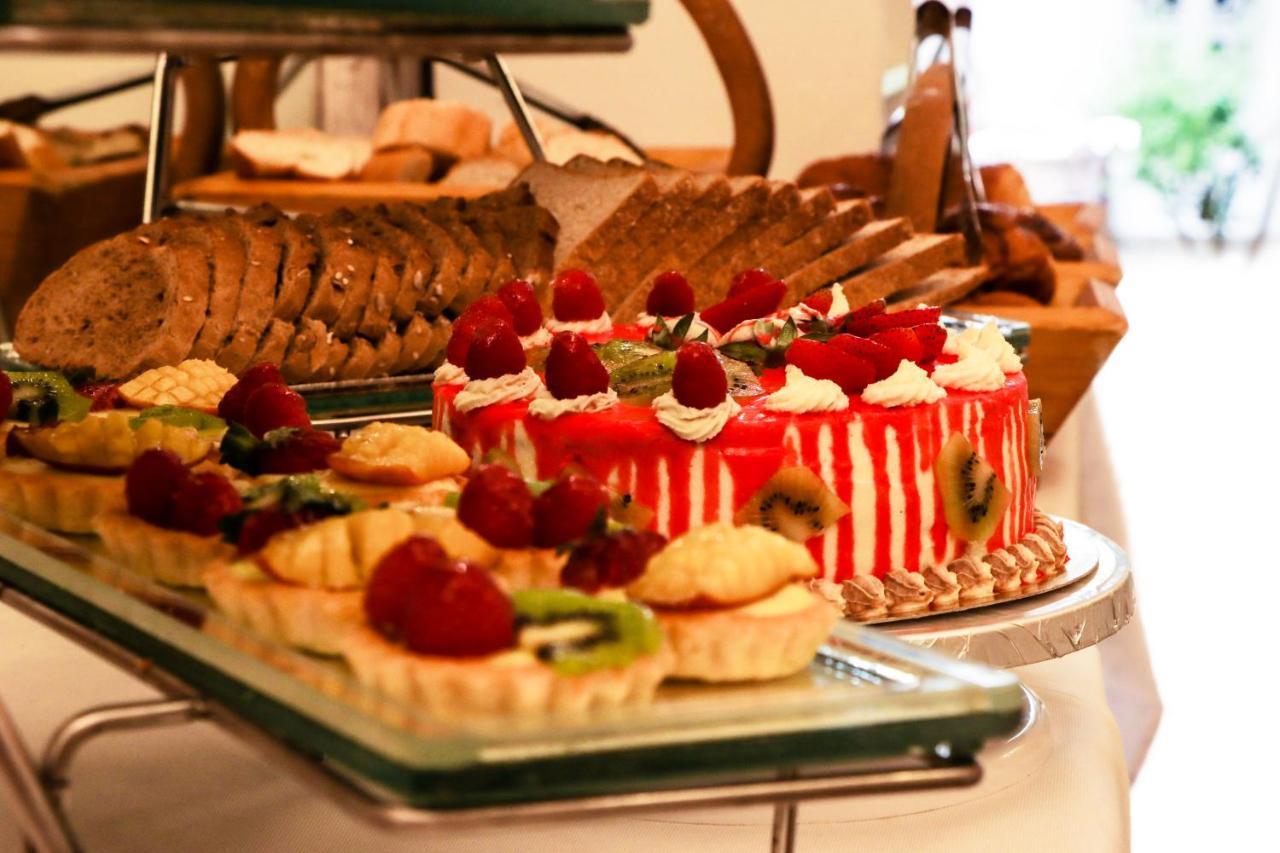 Riad Palais Des Princesses & Spa Marrakesh Exterior foto A dessert buffet