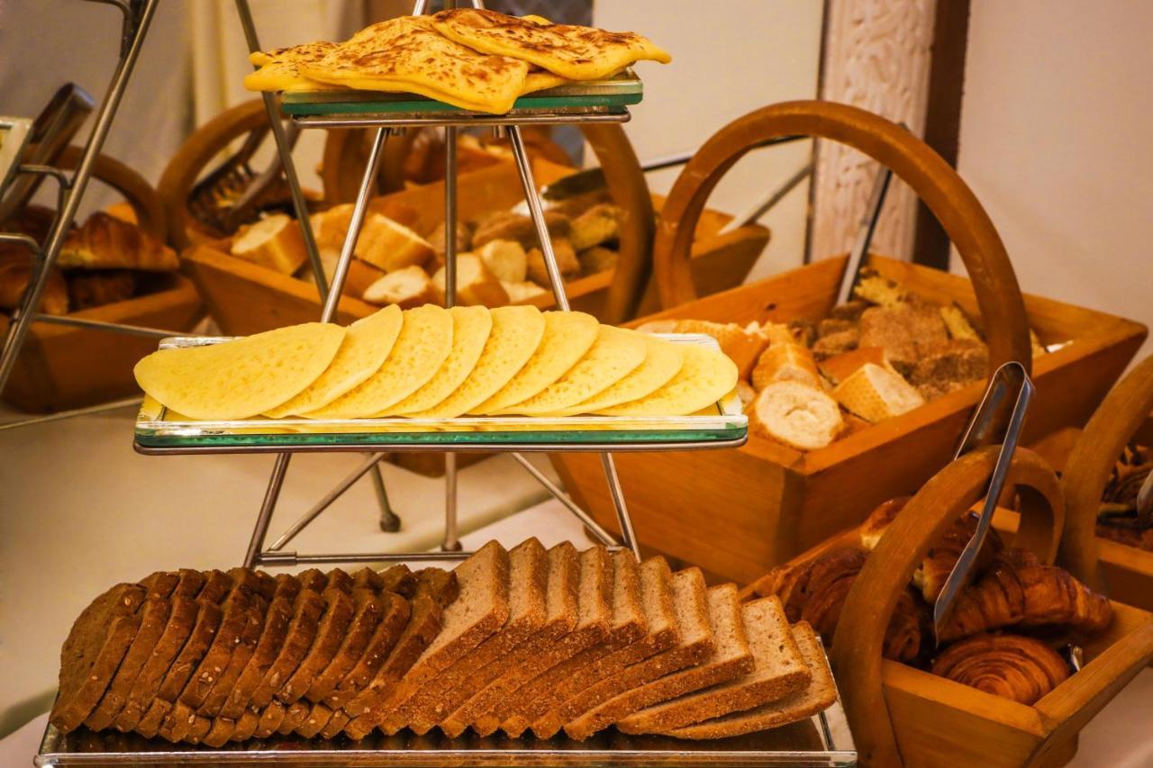 Riad Palais Des Princesses & Spa Marrakesh Exterior foto A selection of bread