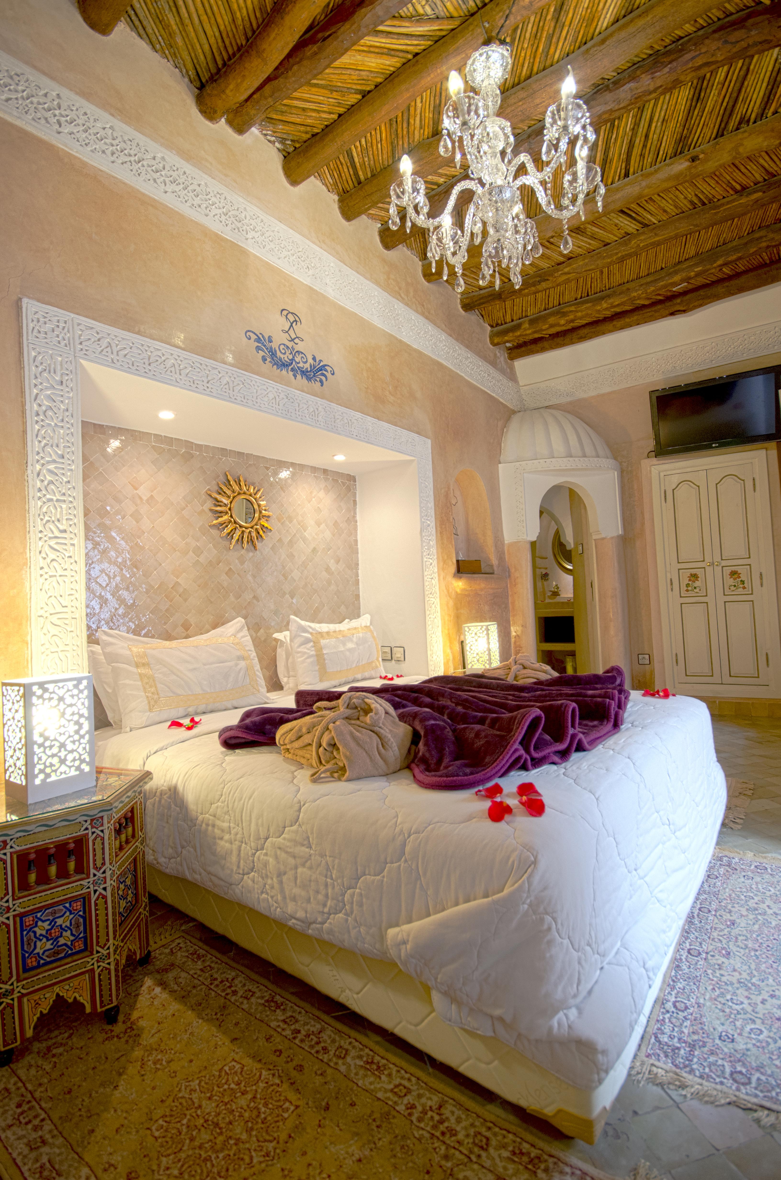 Riad Palais Des Princesses & Spa Marrakesh Exterior foto A bedroom in a Moroccan riad