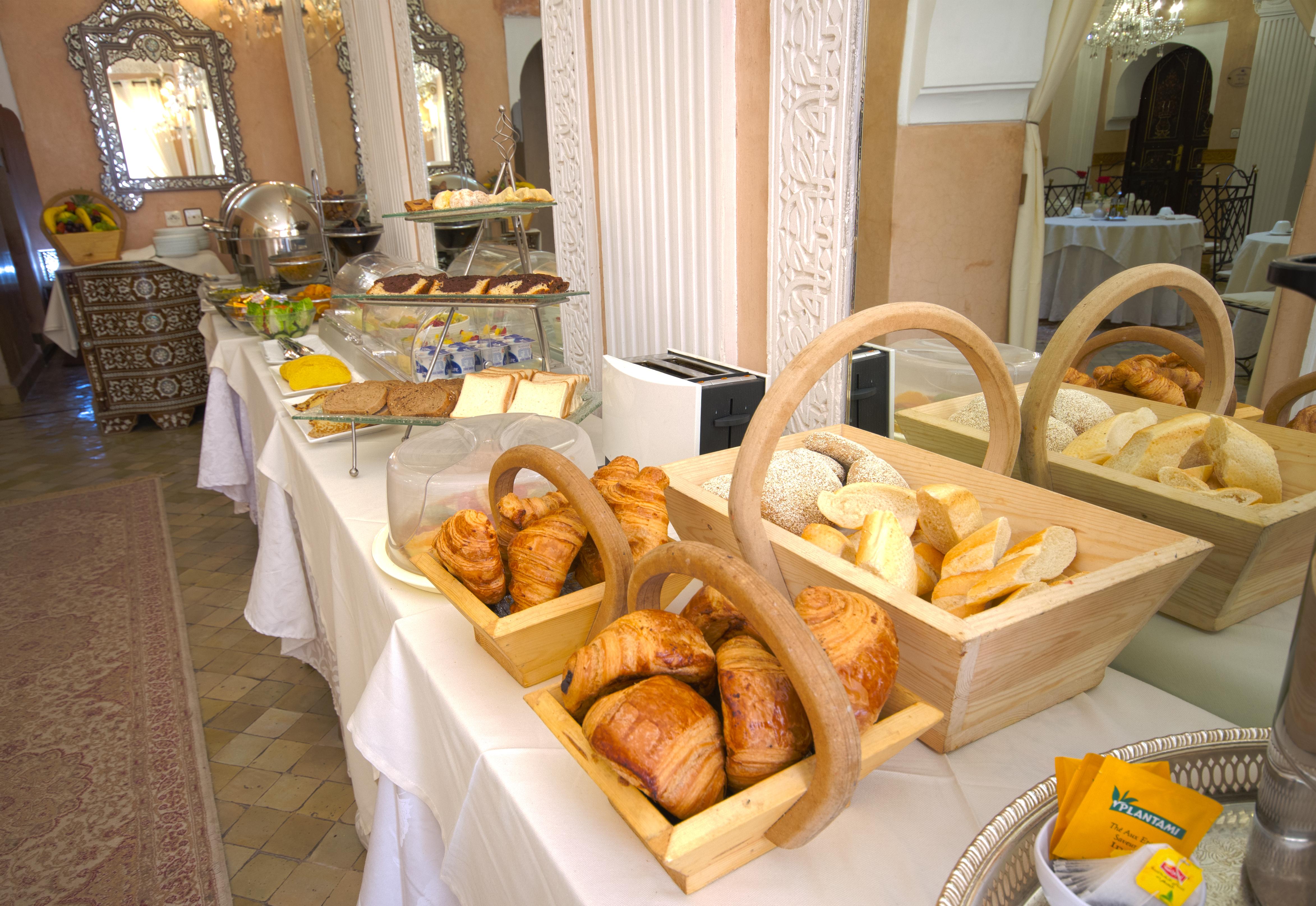 Riad Palais Des Princesses & Spa Marrakesh Exterior foto A buffet at a wedding reception