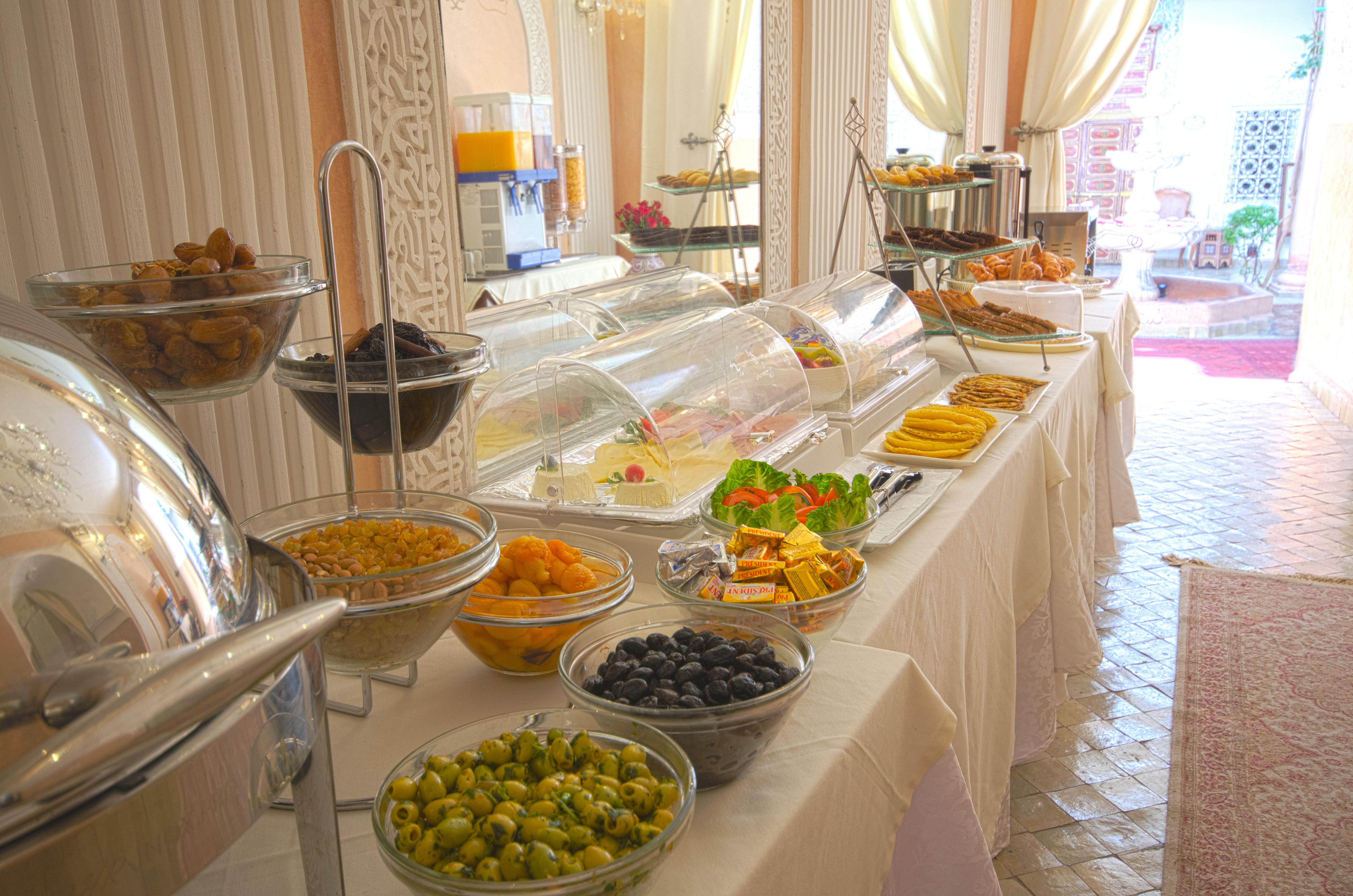 Riad Palais Des Princesses & Spa Marrakesh Exterior foto A buffet at a hotel